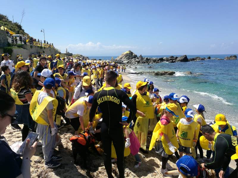 Spiagge pulite, la “carovana gialla” di Legambiente a Ricadi e Pizzo – Video