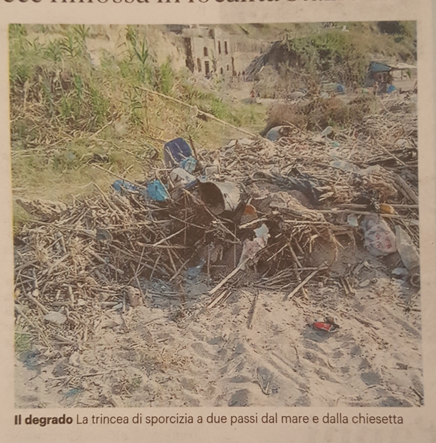 I turisti ripuliscono la spiaggia ma nessuno ritira i rifiuti