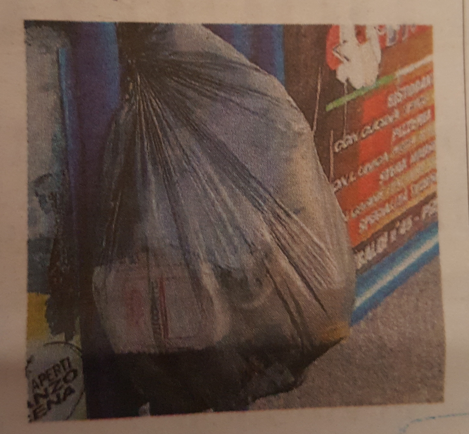 Abbandona un sacchetto di rifiuti: subito multa