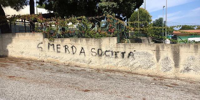 Scritte ingiuriose contro Pippo Callipo sulla recinzione del Palavalentia: avviate indagini