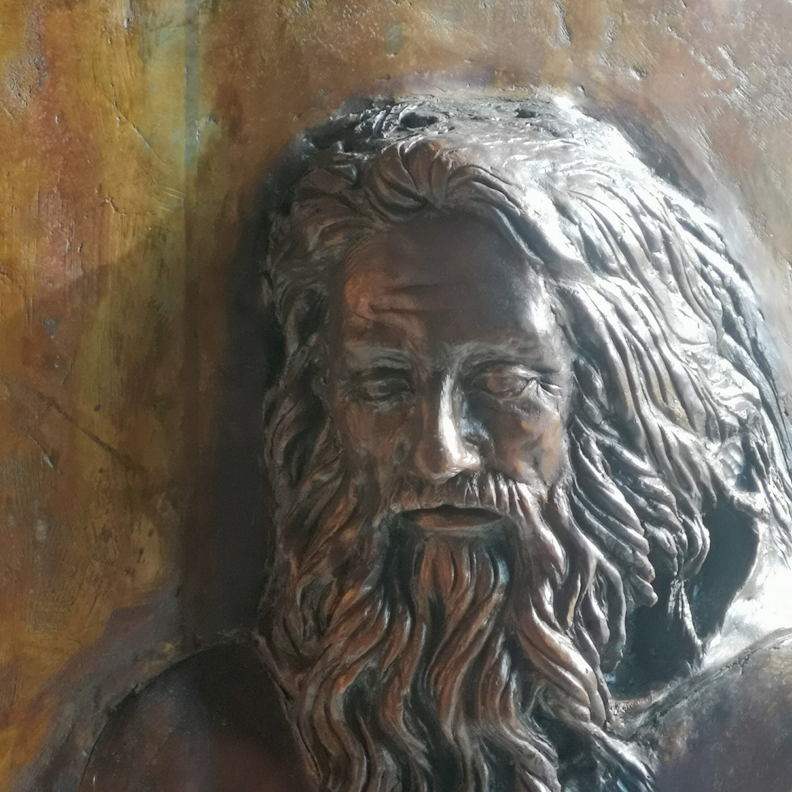 09/04/21 – Bellissimo ed artistico altorilievo in bronzo di San Francesco di Paola nel nuovo portale del Santuario di Pizzo