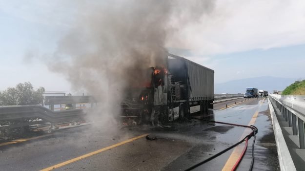 Mezzo pesante in fiamme, chiusa l’autostrada tra Pizzo e Sant’Onofrio – Gazzetta del Sud